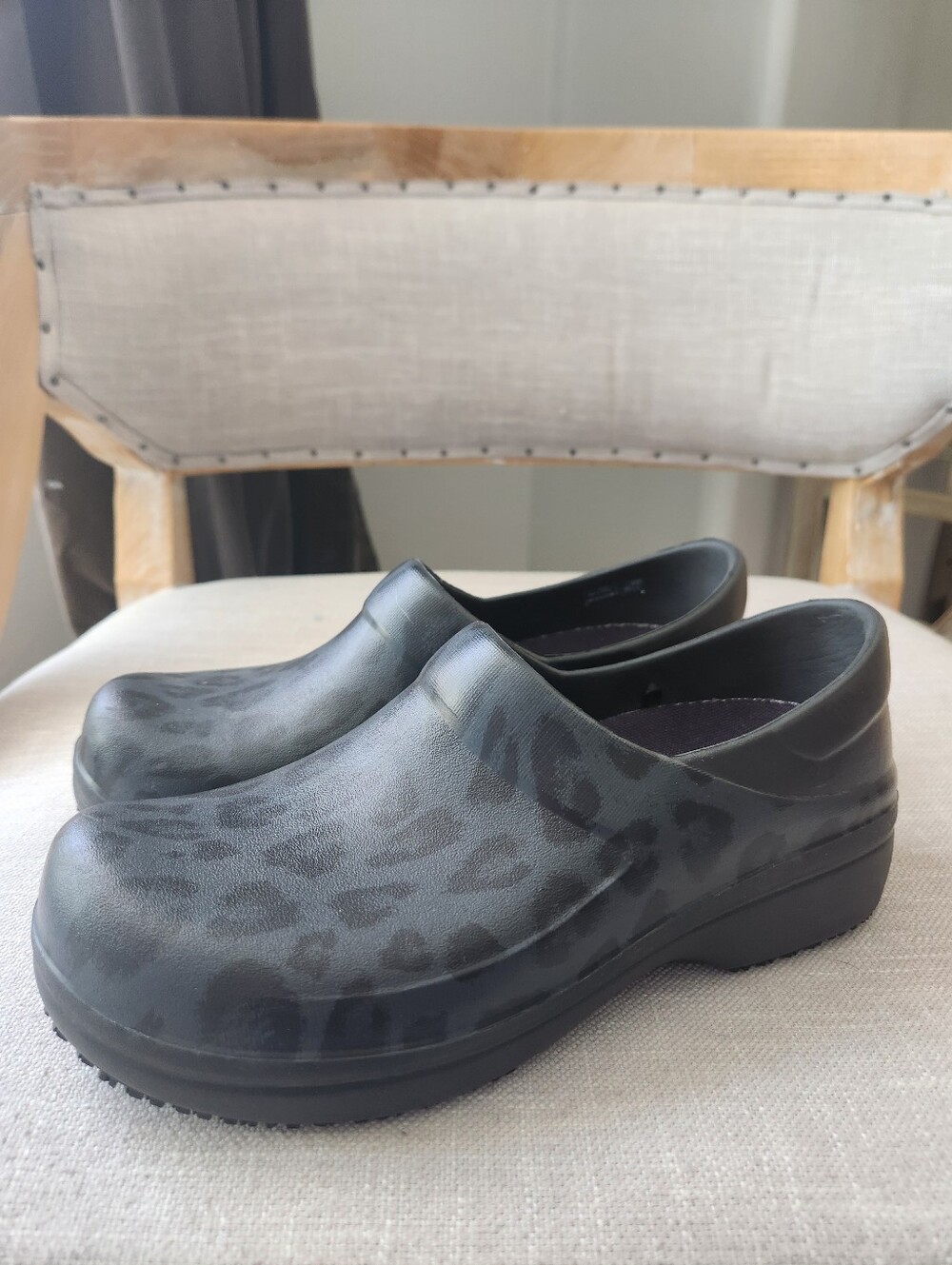 CROCS Women's Slip In Clogs Charcoal Leopard-Print Black And Gray Dual Comfort - Picture 3 of 8